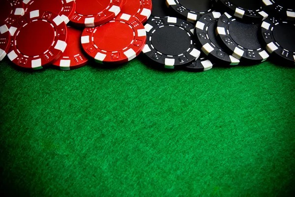 bosbet77 live roulette table with dealer spinning the wheel and live chat interface